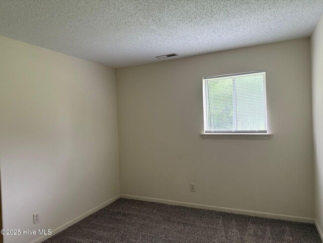 Building Photo - 105 Royal Ct