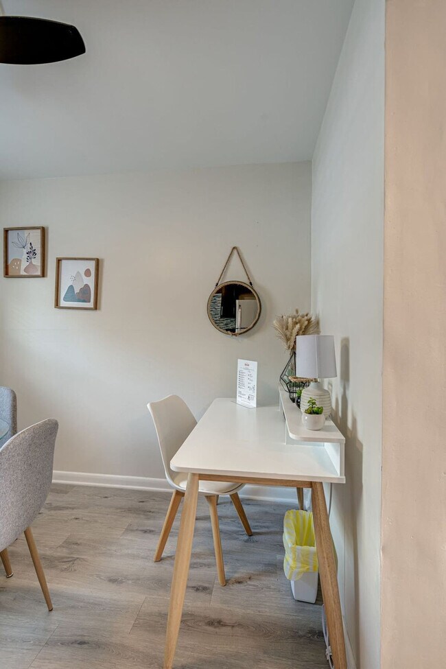 Building Photo - 801 Hillview Heights