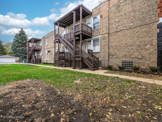 Building Photo - 5325 N Damen Ave