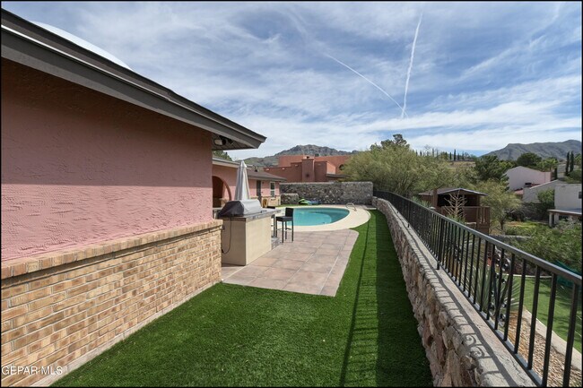 Building Photo - 6412 Via Aventura Dr