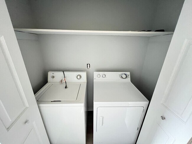 Building Photo - 3 Bedroom Townhouse Near Downtown Durham