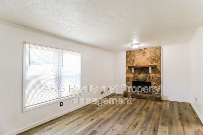 Building Photo - 2140 Fairway Ct SE