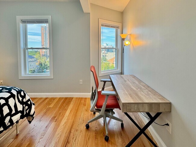 Building Photo - 186 Hillside St