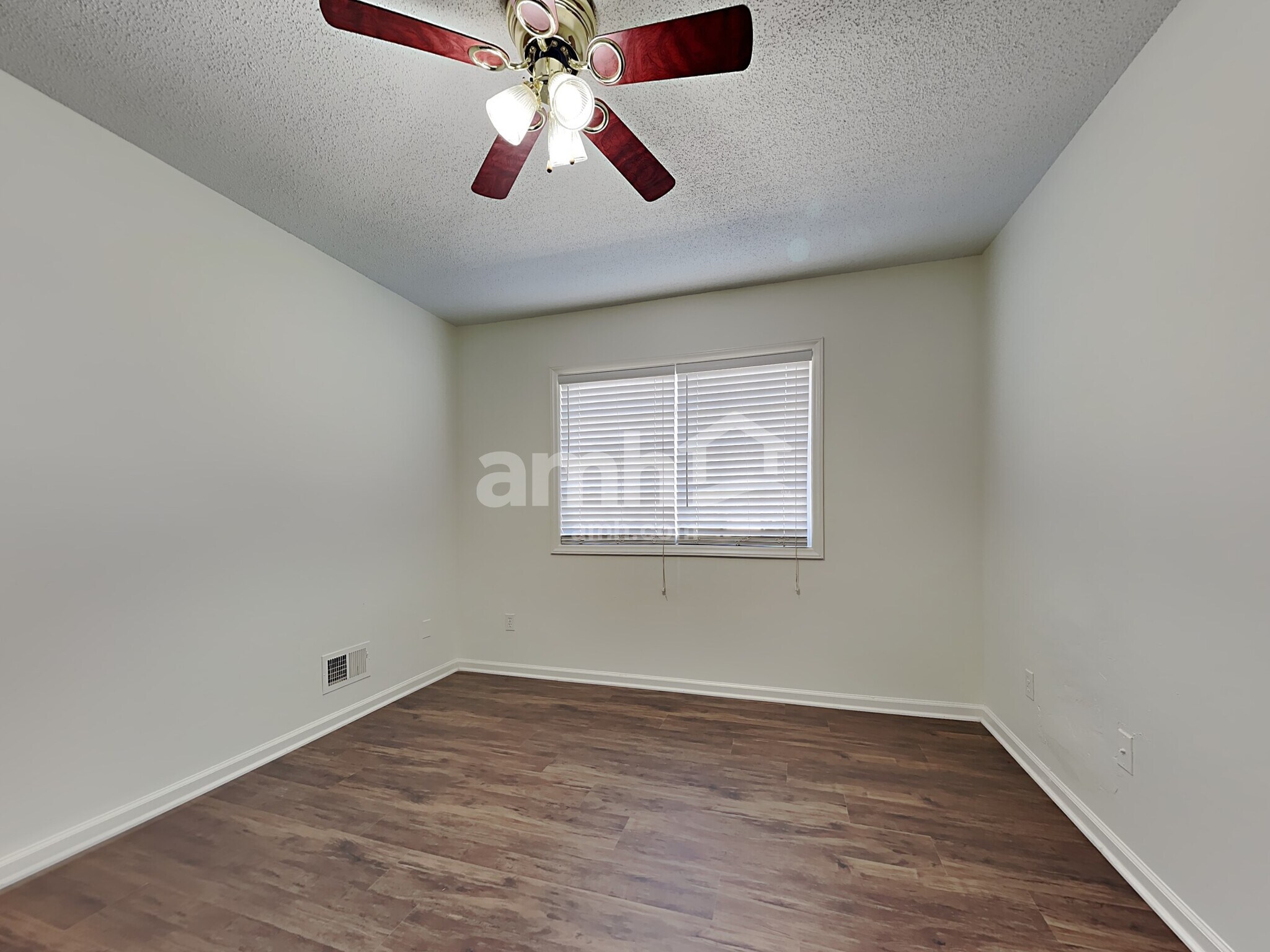 Building Photo - 833 Eagle Point Dr