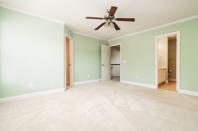 Building Photo - Move-In Ready & Updated Hampton Forest Tow...