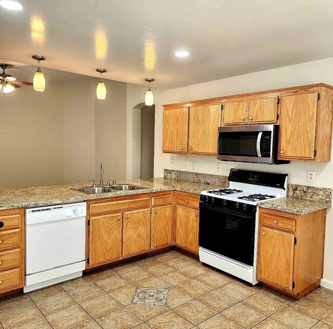 Building Photo - Bright & Renovated 3-Bedroom Home in NW Bakersfield – Walk to Schools & Polo Park