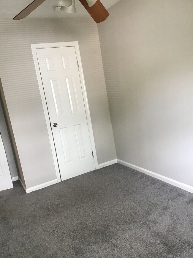 Building Photo - 3 Bed 1.5 Bath Townhome