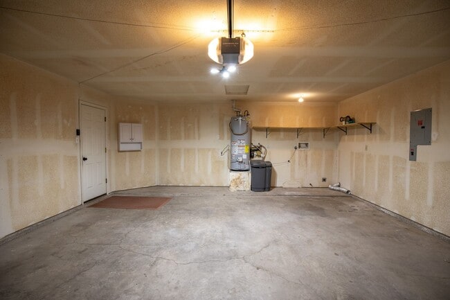 Building Photo - Conveniently located 3 Bedroom, 2 bath