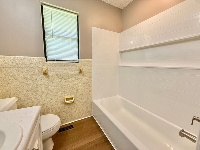 Building Photo - 916 Brentwood Dr