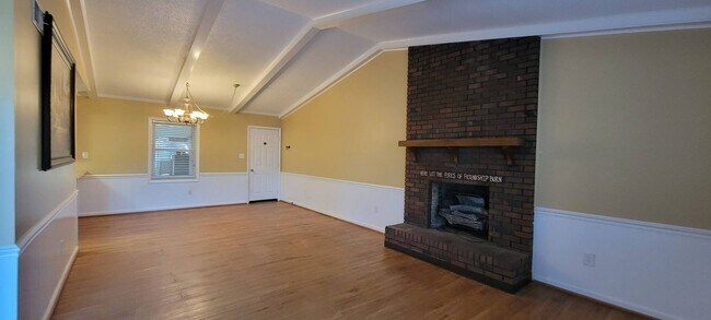 Building Photo - Ready to Move in