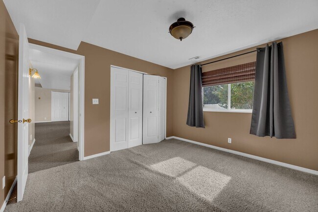 Building Photo - 567 N Allanwood Pl