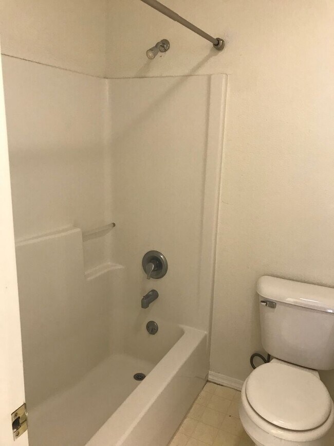Building Photo - 2 Bedroom 2 Bath Centrally Located Condo