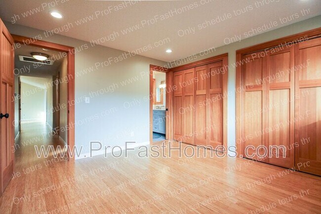 Building Photo - 14210 SW Rochester Dr