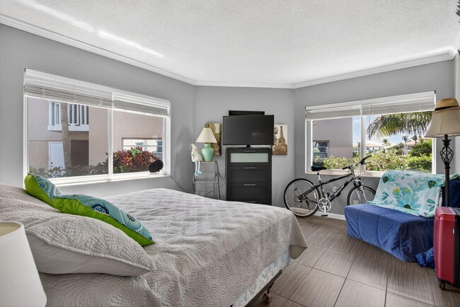 Building Photo - 999 N Riverside Dr