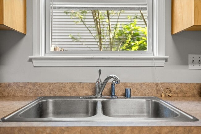 Building Photo - 377 Church St