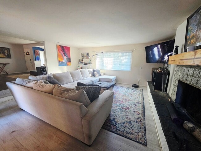 Building Photo - $5,500 - Beautiful 3BR/2BA Home on ? Acre ...