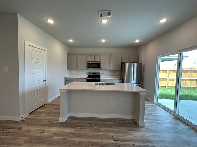 Building Photo - Walking Distance to Long Creek High School / Fridge, Washer & Dryer Included / Fenced in Yard / N...