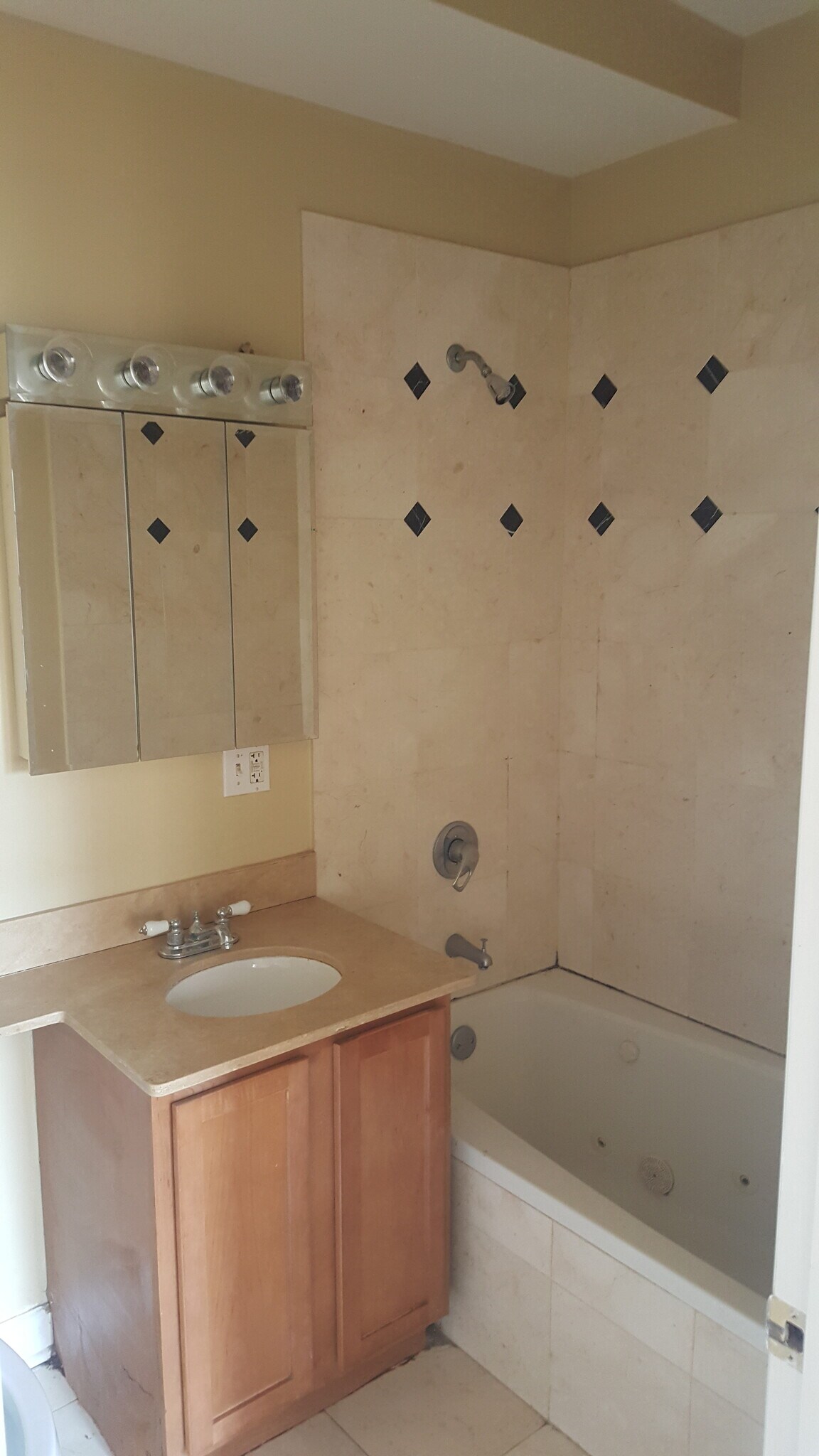 Building Photo - 2243 W Rosemont Ave