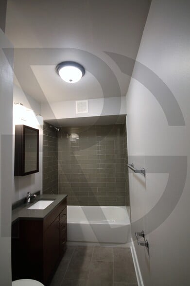 Building Photo - 1427 N Dearborn St