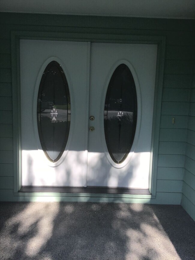 Building Photo - Quiet Peaceful 3 bedroom 2 bath Single Level home located in Central Point