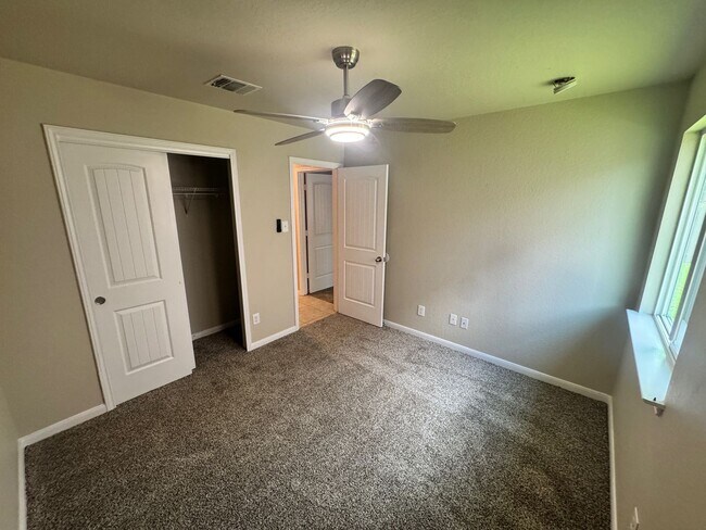 Building Photo - Ready for MOVE-IN - Very Nice- 1 Story 3 B...