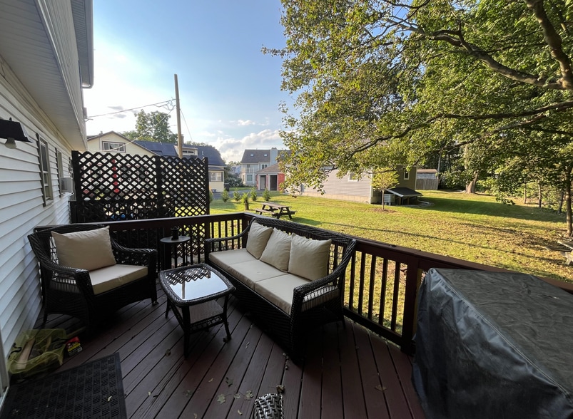 deck off kitchen - 19 Blithewood Ave