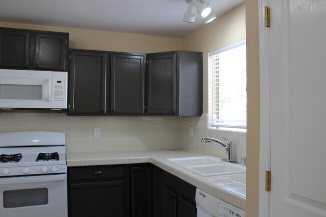 Building Photo - 1337 Lil Ave NE