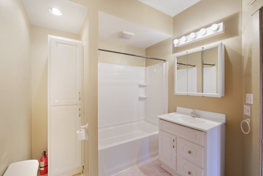 Building Photo - 117 W 1st St