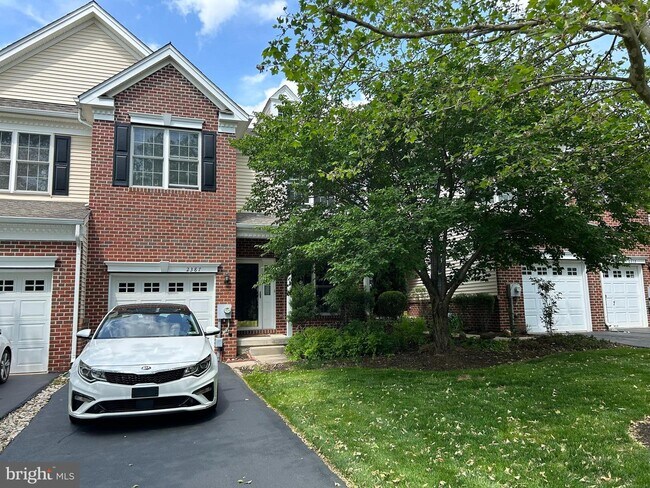 Building Photo - 2387 Dorchester St W