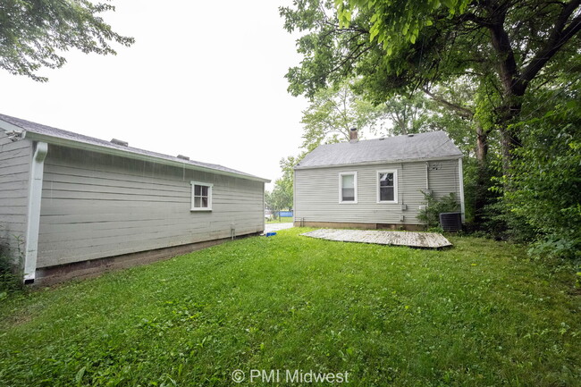 Building Photo - "Cozy 2-Bedroom Gem in Indianapolis – Your...