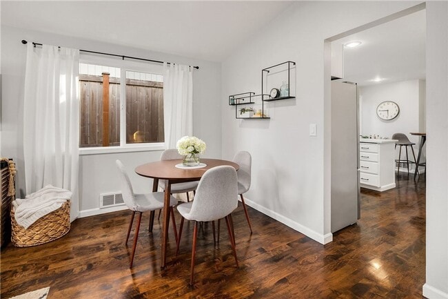 Building Photo - Updated 3 bed, 2 bath home in Greenwood