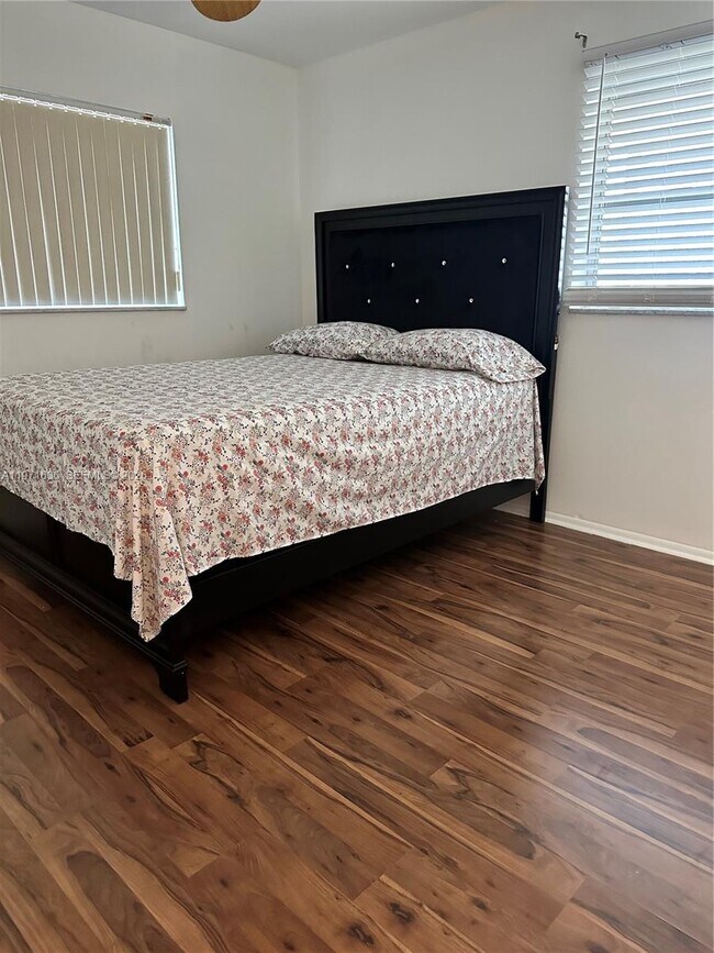 Building Photo - 108 SE Soneto Ct