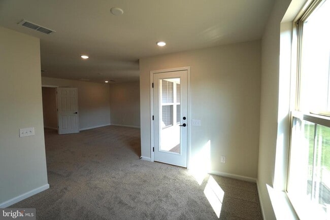 Building Photo - 612 America Dr