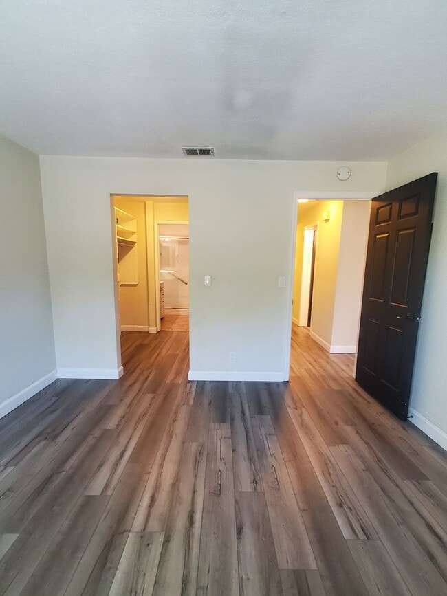 Building Photo - Easy Living @ Gorgeous 2bd/2ba in Cobblest...