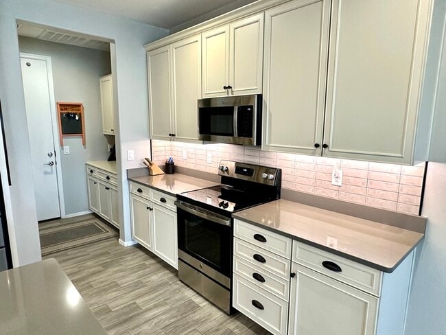 Building Photo - Massive RV Garage plus fantastic floorplan in Casa Vista