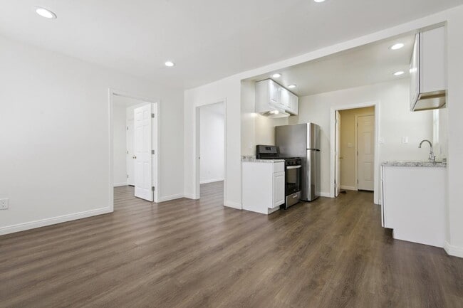 Building Photo - 366 E 55th St