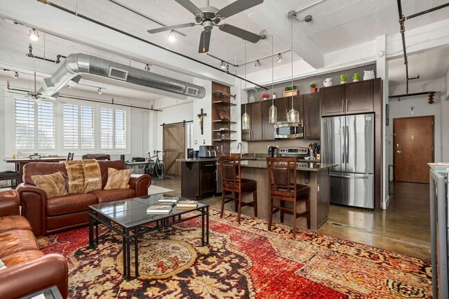 Building Photo - 831 S Flores St