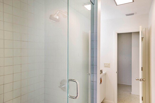 Building Photo - 400 NW 6th Ave