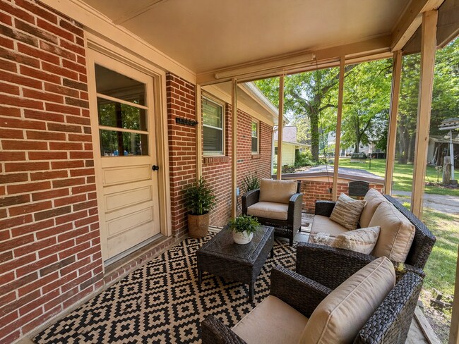 Building Photo - 1021 Old Bishop Rd