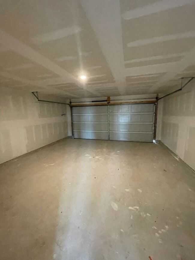 Building Photo - Newly Built & Stylish 4BR/2.5BA Two-Story ...