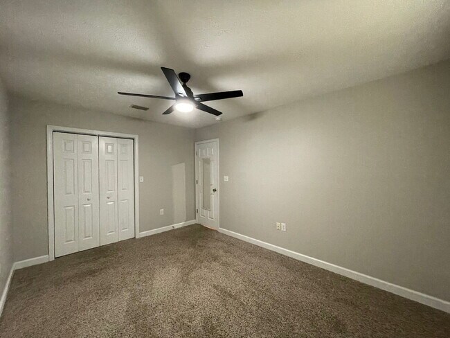 Building Photo - "Charming 3-Bedroom Retreat with 2 Baths i...