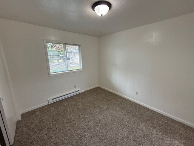 Building Photo - 1570 Bellevue St SE