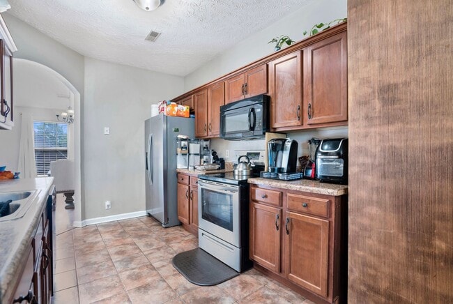 Building Photo - Welcome to Chinook Haven – Your Spacious R...