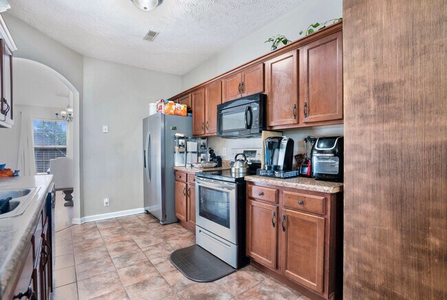 Building Photo - Welcome to Chinook Haven – Your Spacious Retreat Near Fort Campbell!