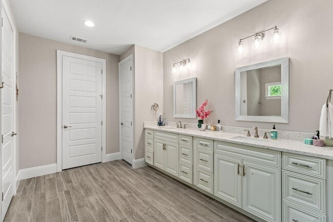 Building Photo - 106 Hibernate Way