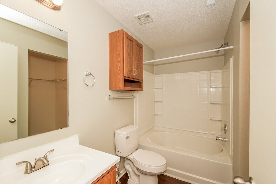 Building Photo - 941 Ravine Dr