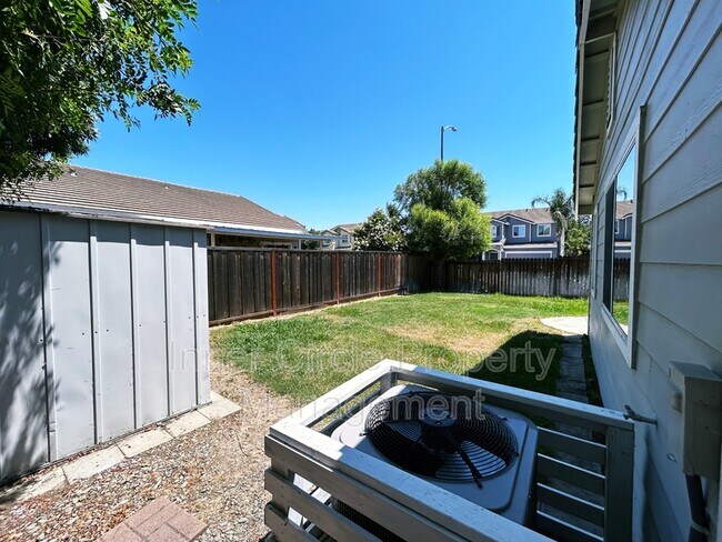 Building Photo - 253 Creektrail Ct
