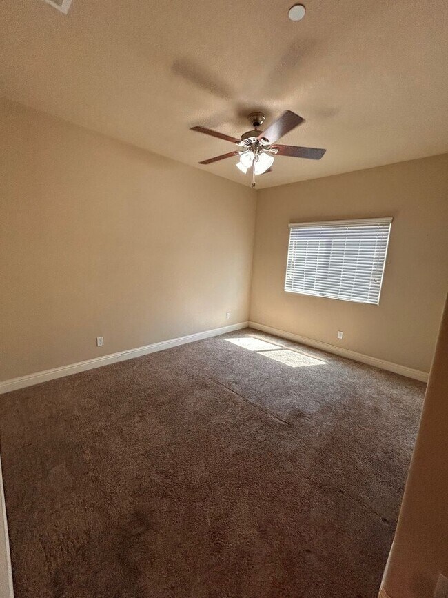 Building Photo - Beautiful home for rent in Visalia!