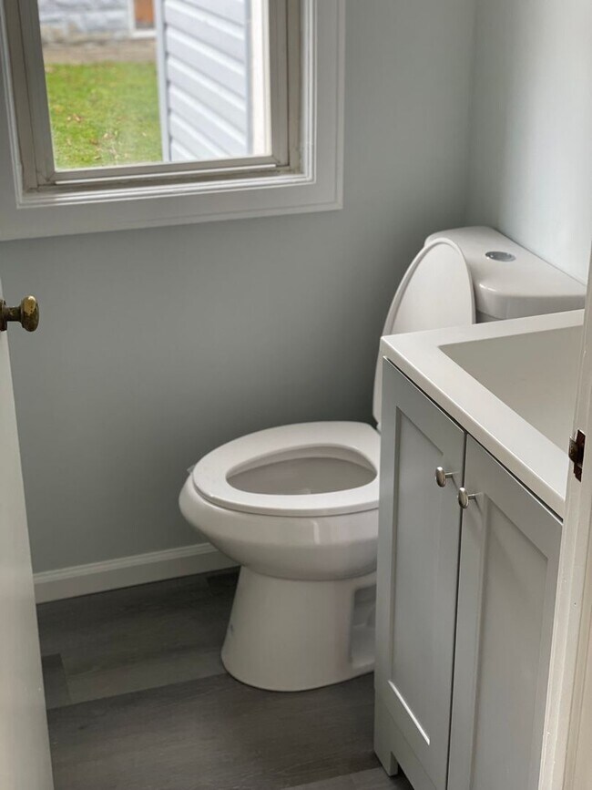 Building Photo - Spacious Home in a Great Neighborhood