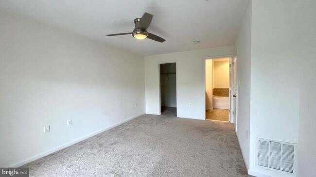 Building Photo - 6076 Wicker Ln